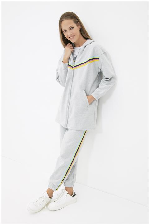 Trendyol Modest Gri Kapüşonlu Renk Şeritli Jogger Fit Örme Eşofman Takımı TCTAW22EN0047