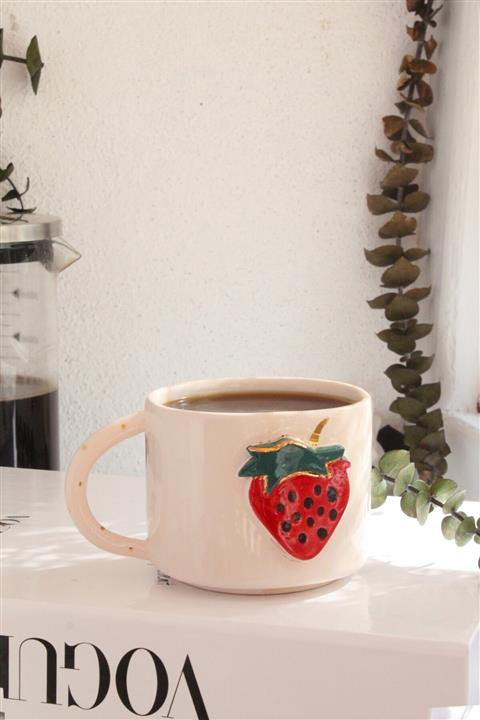 ADAMODART Çilek Figürlü El Yapımı El Boyaması 24k Altın Dekorlu Seramik Mug