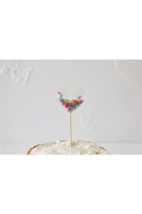 Pembe Kaktüs Içinde Kalp Süsler Bulunan Şeffaf Kalp Şeklinde Pasta Süsü