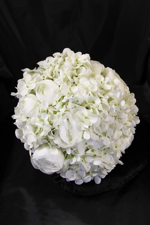 Madame Diza Beyaz Şakayık Ve Küçük Çiçeklerden Oluşan Kurutulmuş Yapraklarla Çevrili Gelin Çiçeği