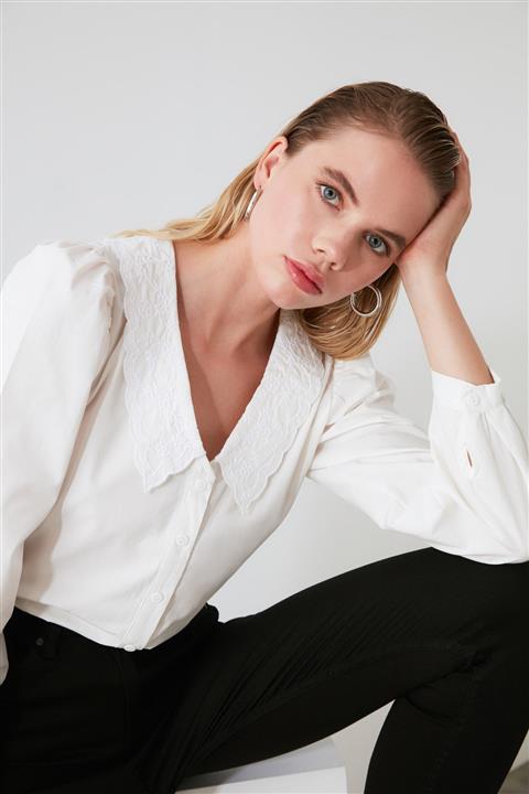 TRENDYOLMİLLA Beyaz Yaka Detaylı Gömlek TWOAW21GO0005