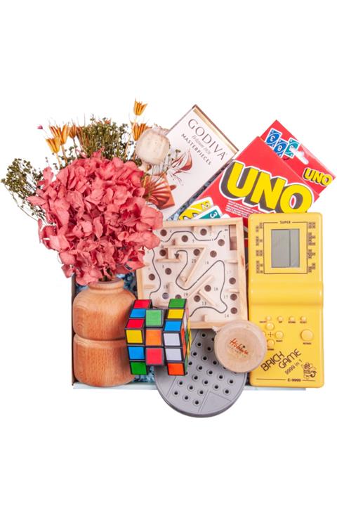 hobiva Dekoratif Vazoda Şoklanmış Ortanca Çiçek Aranjmanlı Nostalji Oyuncaklar Ve Çikolata Hediye Seti