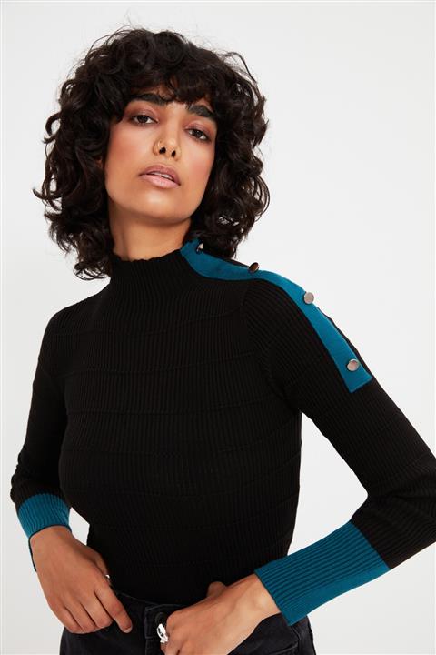TRENDYOLMİLLA Siyah Düğme Detaylı Renk Bloklu Triko Kazak TWOAW22KZ0197