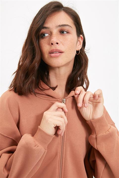 TRENDYOLMİLLA Açık Kahverengi Kapüşonlu Fermuarlı Oversize Şardonlu Örme Sweatshirt TWOAW22SW0677