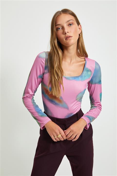 TRENDYOLMİLLA Pembe Baskılı Çıt Çıtlı Kare Yaka Fitted Örme Body TWOAW22BD0017