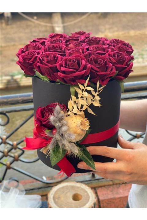 1001Hediye Siyah Kutu Içinde Kırmızı Güller