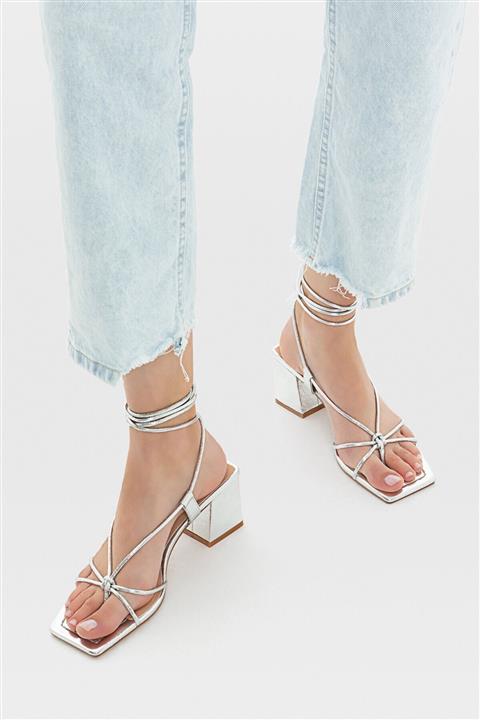 Stradivarius Bağcıklı Bantlı Topuklu Sandalet