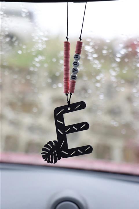 öm özkalpak Metal Boncuklu Araba Süsü Monstera E Harfli Dikiz Aynası Süsü (hediye Paketli)