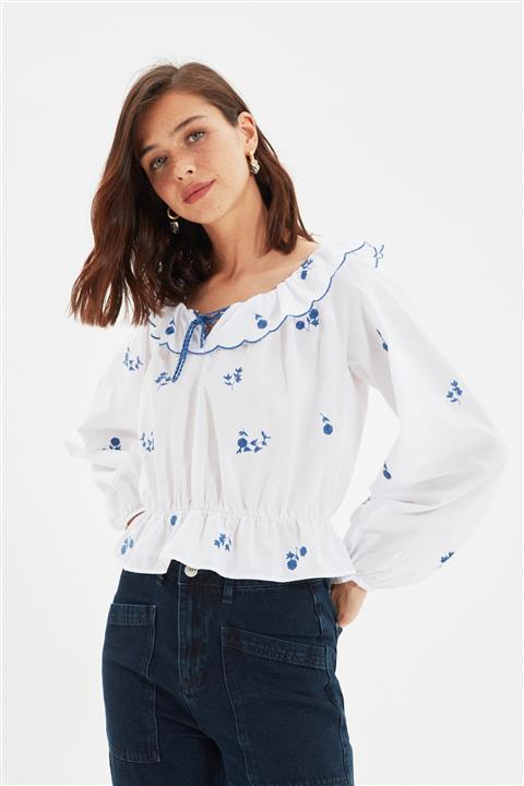 TRENDYOLMİLLA Ekru Nakışlı Bluz TWOAW22BZ0540