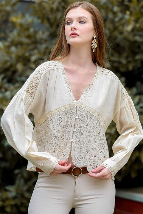 Chiccy Kadın Krem Trim Detaylı Dev Yuvarlak Desen Dantelli Düğmeli Balon Kol Bluz M10010200bl94837
