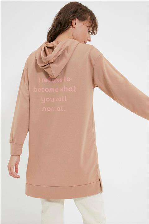 Trendyol Modest Camel Kapüşonlu Sırtı Baskılı Örme Sweatshirt TCTAW22TW0244