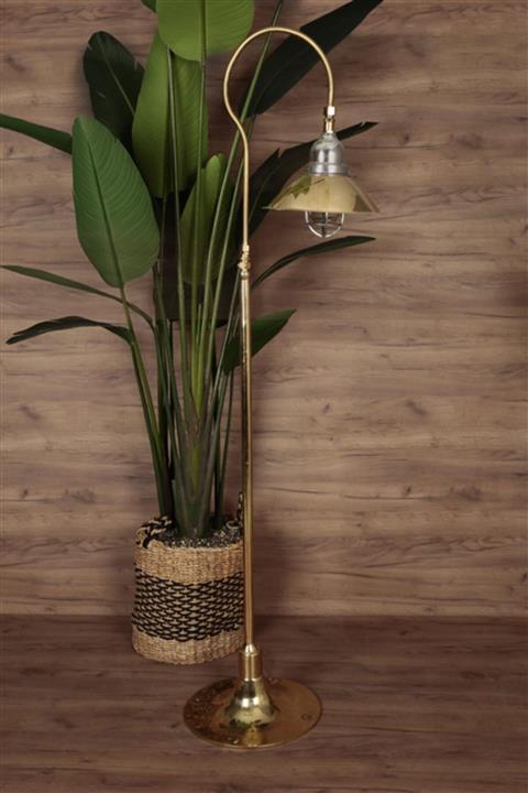 Su Üstünde Dekoratif Pirinç Köşe Lambası