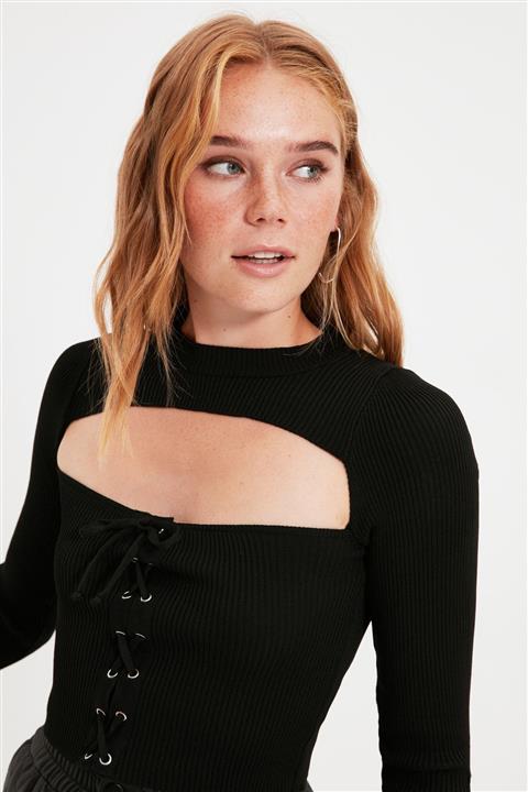 TRENDYOLMİLLA Siyah Kuşgözü Detaylı Triko Kazak TWOAW22KZ0212