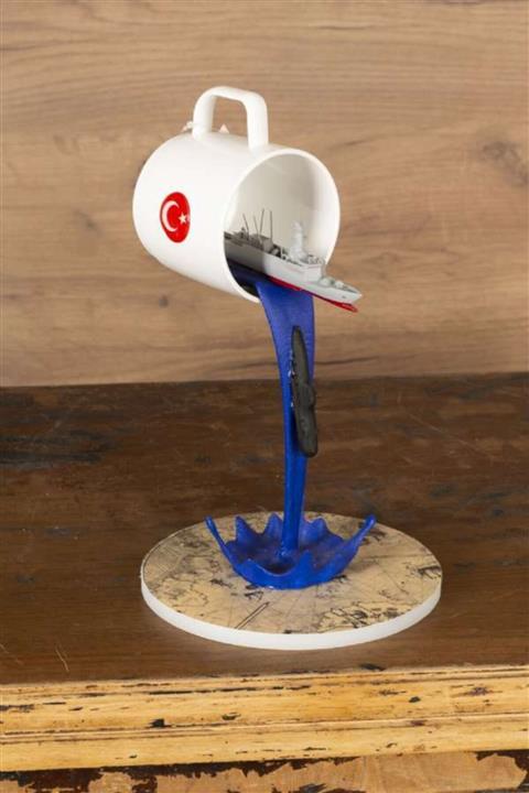 Su Üstünde Bardaktan Çıkan Savaş Gemisi Dioroma