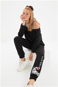 TRENDYOLMİLLA Siyah Lisanslı Büyük Dalga Tablosu Basic Jogger Örme İnce Eşofman Altı TWOAW22EA0087