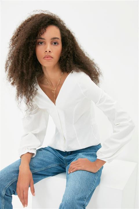 TRENDYOLMİLLA Ekru V Yaka Gömlek TWOAW22GO0671