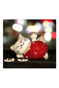 LUCKY CAT Şans Kedisi Sallanan Pati Güneş Enerjili Araç Süsü / Keyif Taşlı Beyaz Kolyeli 11x7x6cm