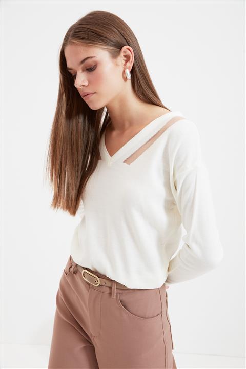 TRENDYOLMİLLA Ekru Yaka Detaylı Triko Kazak TWOAW21KZ1734