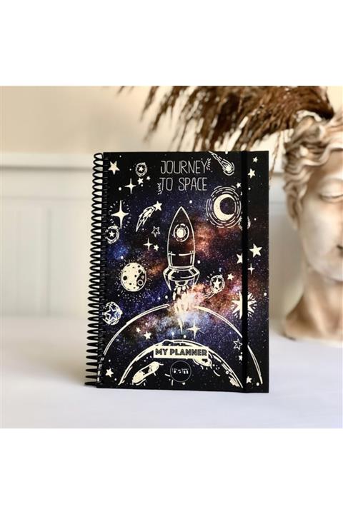 Adil Baba Space Roket Tasarımlı Sert Kapaklı Lastikli Sprelli Tarihsiz Akademik Haftalık Planlayıcı Ajanda