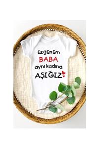 BabyLimon Unisex Çocuk Beyaz Üzgünüm Baba Aynı Kadına Aşığız Baskılı Yarım Kollu Zıbın