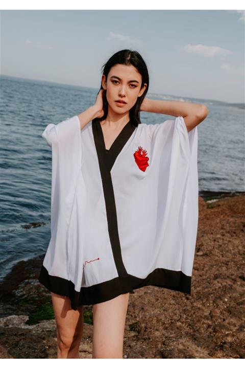 Masuwerte Özel Tasarım Kadın Kısa Kimono Sabahlık Kalp Atışı Nakışlı Beyaz Siyah \\ The Hugging Heart 4