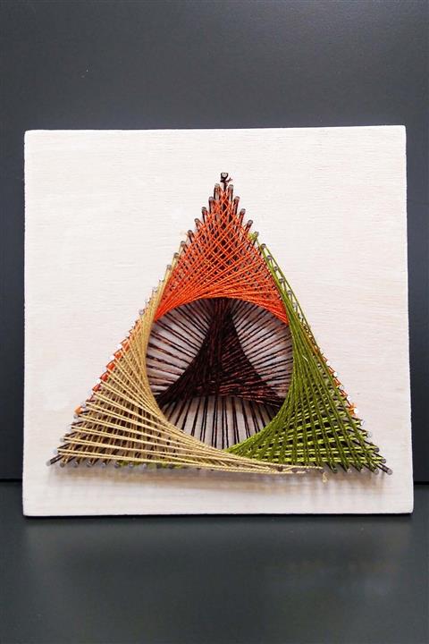 ROPENROLL ÜÇGEN, ÇİVİLERİ ÇAKILMIŞ HAZIR HALDE, String Art, Filografi DIY Paneli (İPLER ÜRÜNE DAHİL DEĞİLDİR)