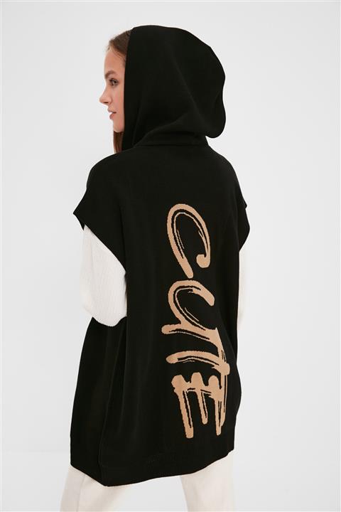 Trendyol Modest Siyah Kapüşonlu Sırtı Baskılı Uzun Triko Yelek TCTAW22YL0005