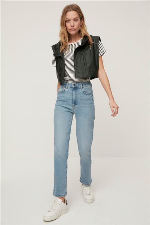 TRENDYOLMİLLA Mavi Yüksek Bel Mom Jeans TWOAW22JE1586