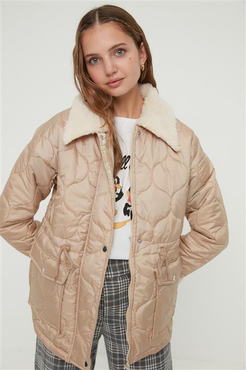 TRENDYOLMİLLA Bej Yakası Peluş Detaylı Kapitone Mont TWOAW22MO0204