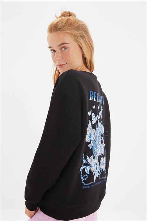 TRENDYOLMİLLA Siyah Sırt Baskı Detaylı Örme Şardonlu Sweatshirt TWOAW22SW1589