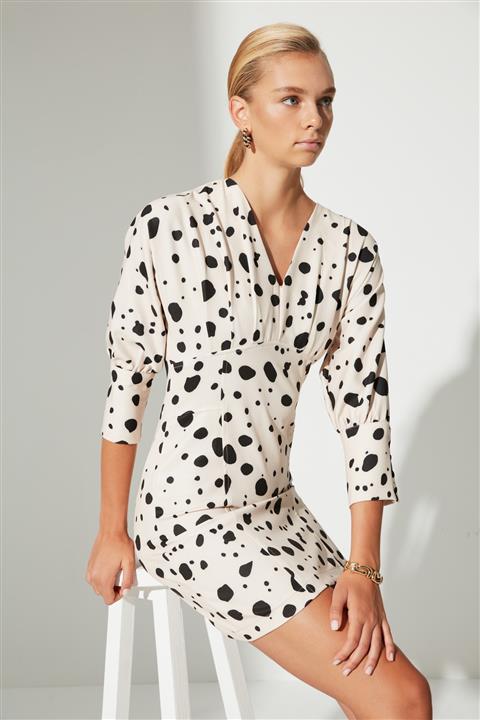 TRENDYOLMİLLA Çok Renkli Desenli V Yaka Elbise TWOAW22EL1150