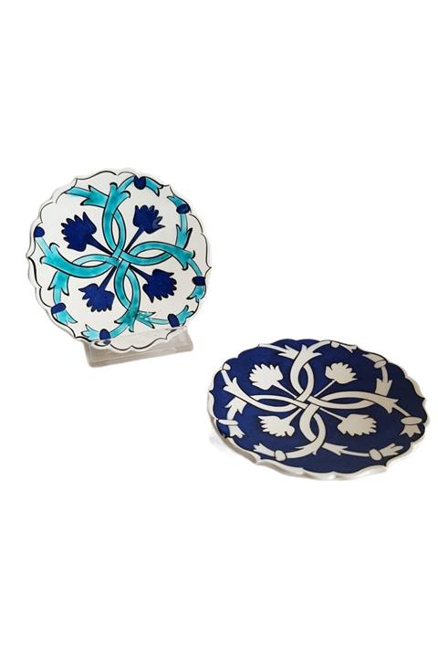 BAŞKA Bİ'YER Modern Desenli Rölyefli 2'li Çini Çay Tabağı 11 Cm