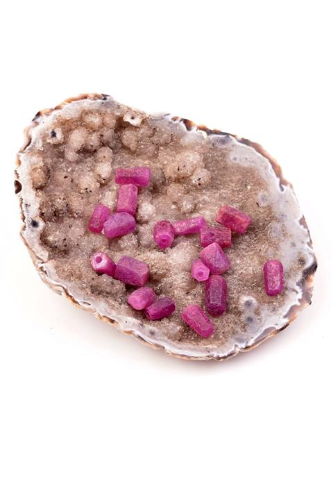 Taş Sandığı Küçük Boy Ham Yakut Taşı Kütle