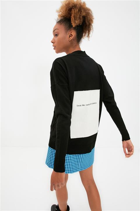 TRENDYOLMİLLA Siyah Arkası Baskı Detaylı Triko Hırka TWOAW22HI0652