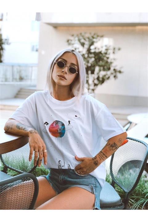 SwistLuxury Kadın Beyaz Satürn Baskılı Tişört
