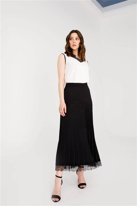 eşarpçı Kadın  Siyah Pliseli Etek