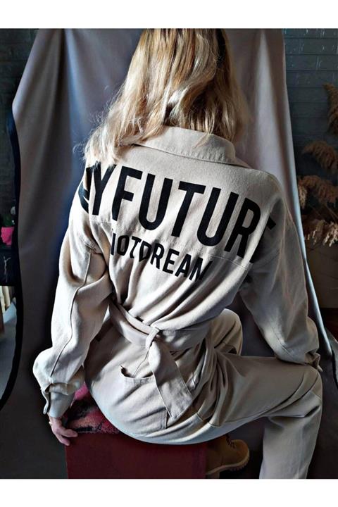 Girlboss Butik Sırtı Yazılı, Arma Detaylı Taş Rengi Tulum