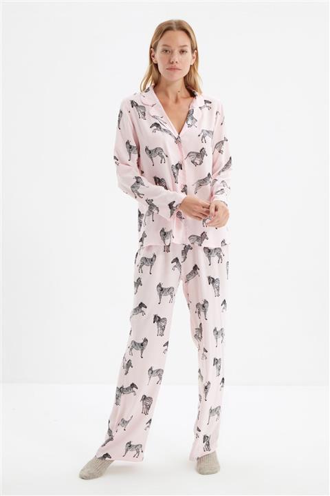 TRENDYOLMİLLA Pudra Hayvan Desenli Viskon Dokuma Pijama Takımı THMAW22PT1049