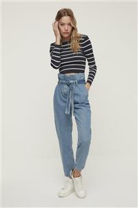 TRENDYOLMİLLA Mavi Kemerli Yüksek Bel Mom Jeans TWOAW22JE0893