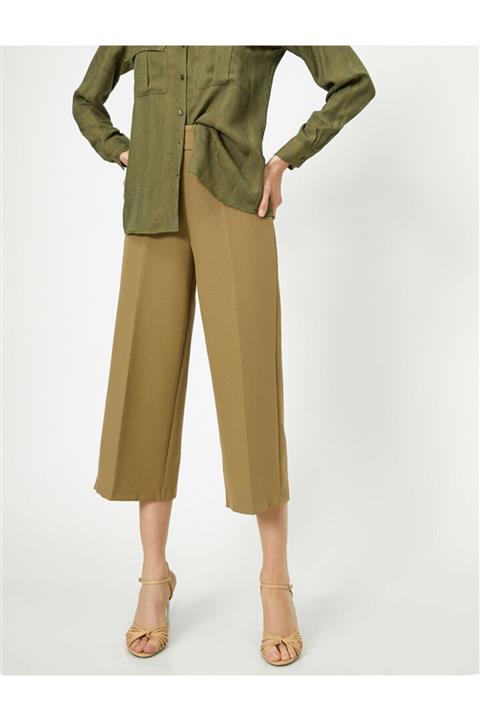 Koton Kadın Yeşil Kısa Paça Dökümlü Pantolon