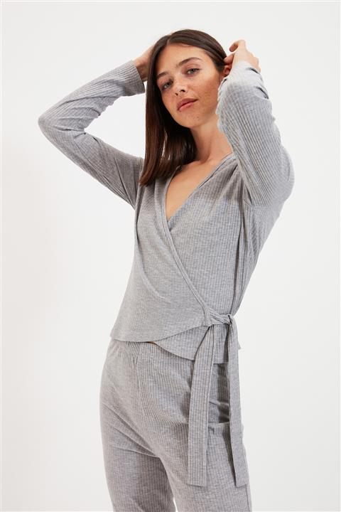 TRENDYOLMİLLA Gri Kruvaze Kaşkorse Örme Pijama Takımı THMAW21PT0825