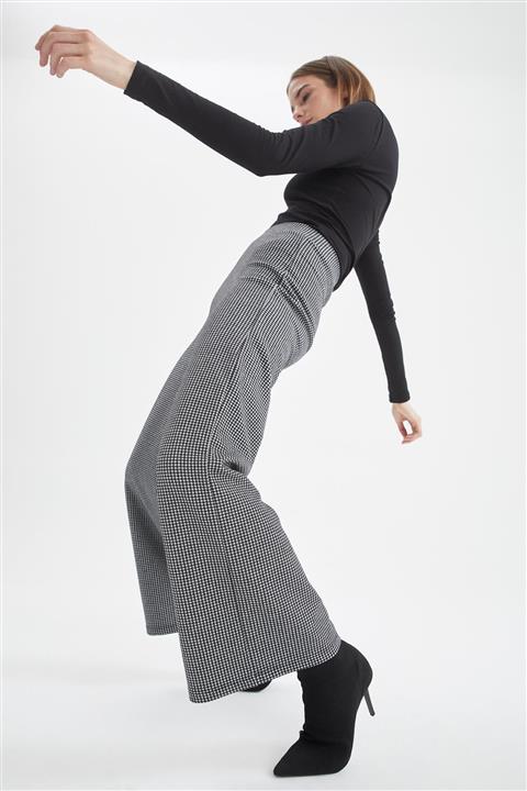 DeFacto Kadın Siyah Relax Fit Kare Desenli Geniş Paça Pantolon T3276AZ21AU