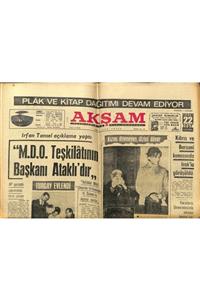 Gökçe Koleksiyon Akşam Gazetesi 22 Şubat 1967 - Marlon Brando Otel Borcunu Amerika Da Verecek