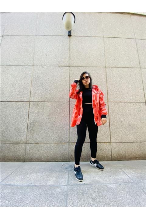 By Çağla Namlı Turuncu Desenli Renkli Kapüşonlu Yağmurluk