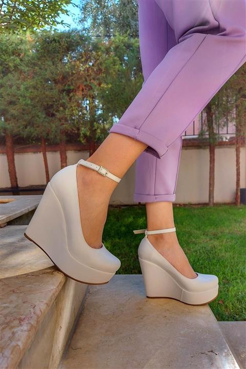 Radikal Pihu Beyaz Cilt Dolgu Topuklu Bot