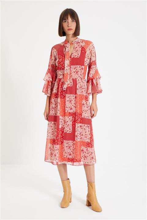 TRENDYOLMİLLA Kırmızı Volanlı Desenli Elbise TWOAW22EL0254