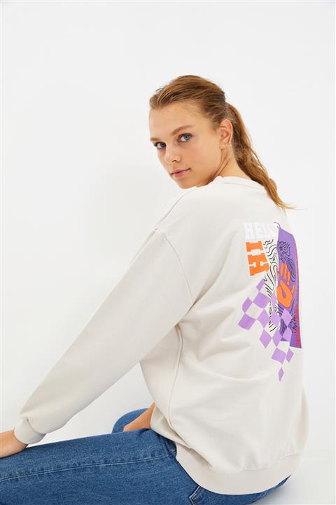 TRENDYOLMİLLA Bej Sırt Baskılı Oversize Örme Şardonlu Sweatshirt TWOAW22SW0917