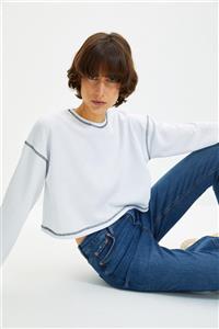 TRENDYOLMİLLA Beyaz Düşük Omuzlu Crop İnce Örme Sweatshirt TWOAW22SW2421