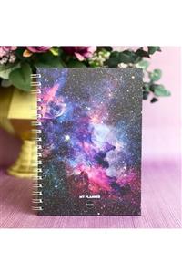 KİTAPOKUR Space Tasarımlı Spiralli Sticker'lı Tarihsiz Konuşan Ajanda Haftalık Planlayıcı Defter