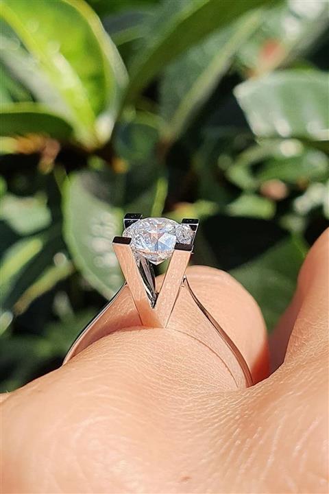 Crystal Diamond Zirconia Özel Kesim 1.01 Karat V Model Tektaş Yüzük